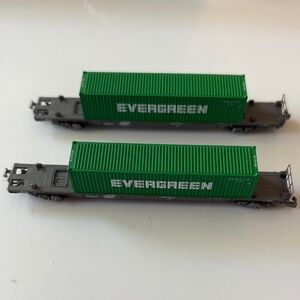 Z scale Evergreen Model Train Cars with Green Containers